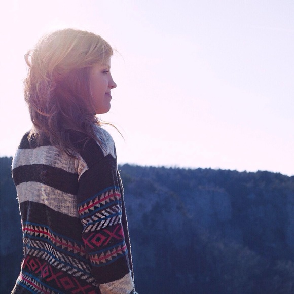 Azetec Light Sweater from Francesca’s Collections - Picture 3 of 4